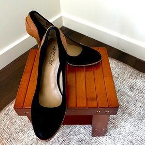 Kenneth Cole Reaction Black and Tan 4 inch heel size 8.5